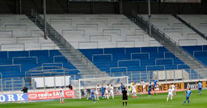 Mundlöcher im Stadion Frankfurt